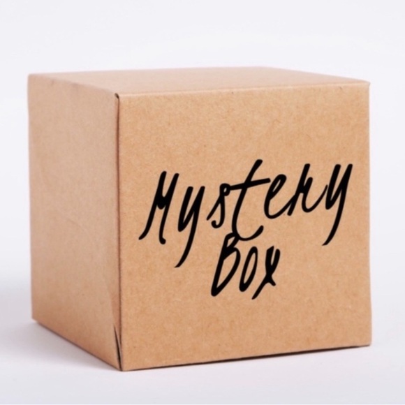 Mystery Box Woman’s Clothing Size Medium - Picture 1 of 1